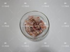 羊排剁成小块，洗净血水沥干