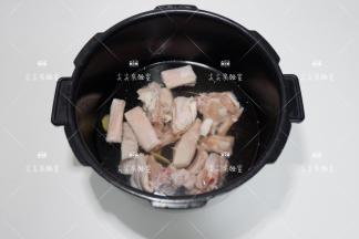 放入高压锅，加入姜片料酒适量清水，将羊排煮至软烂
