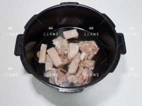 放入高压锅，加入姜片料酒适量清水，将羊排煮至软烂