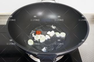 起锅热油，加入葱蒜八角炒出香味