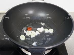起锅热油，加入葱蒜八角炒出香味