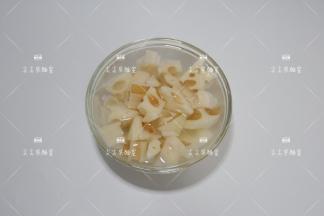 莲藕洗净，切成滚刀块，泡在水中备用