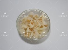 莲藕洗净，切成滚刀块，泡在水中备用