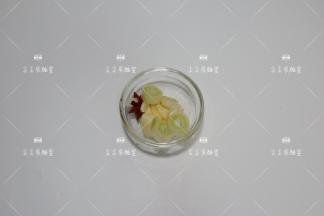 葱切小段，蒜去皮轻拍，八角备好