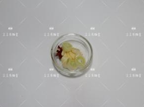 葱切小段，蒜去皮轻拍，八角备好