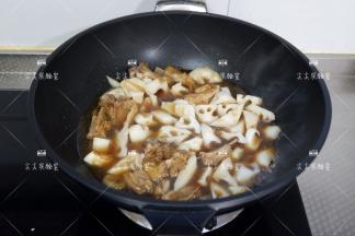 加入莲藕，汤汁，转小火将莲藕炖至软糯