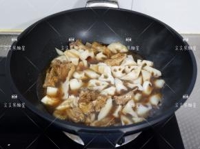 加入莲藕，汤汁，转小火将莲藕炖至软糯