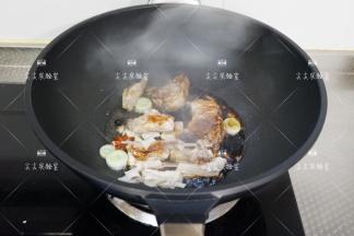 加入羊排，生抽，老抽翻炒上色