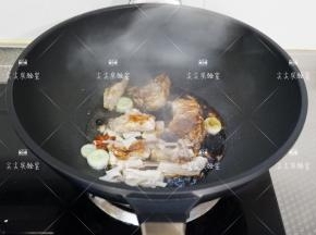 加入羊排，生抽，老抽翻炒上色