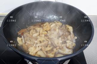 炖好开盖加入适量盐和白糖，稍加收汁，出锅撒上香葱花即可。