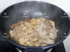 炖好开盖加入适量盐和白糖，稍加收汁，出锅撒上香葱花即可。