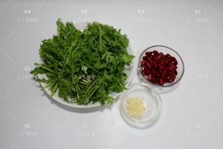 茼蒿洗净切成小段，红腰豆罐头沥干水，大蒜切末。