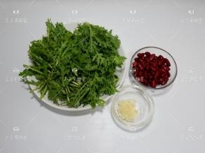 茼蒿洗净切成小段，红腰豆罐头沥干水，大蒜切末。