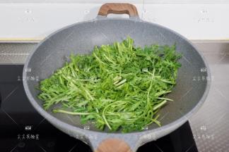 加入茼蒿翻炒至断生出水