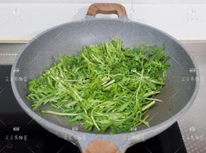 加入茼蒿翻炒至断生出水