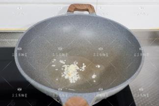 起锅热油，下蒜末炒出香味