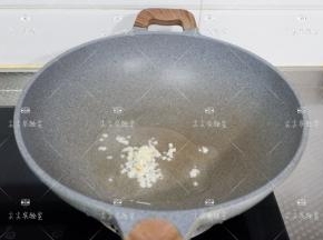 起锅热油，下蒜末炒出香味