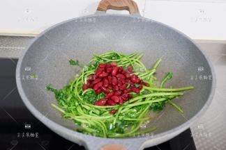 加入红腰豆翻炒几下
