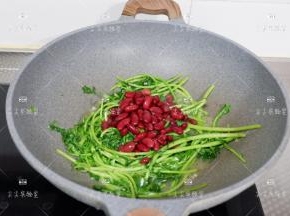 加入红腰豆翻炒几下