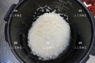 大米淘洗干净放入电饭煲中