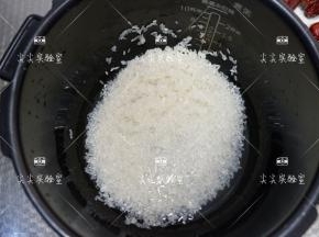 大米淘洗干净放入电饭煲中