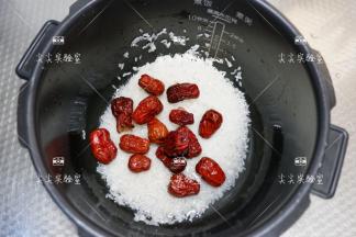 红枣洗净放入电饭煲中