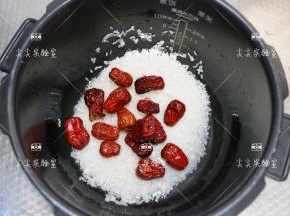 红枣洗净放入电饭煲中