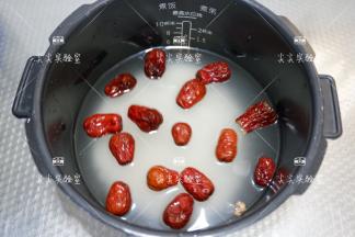 加入适量清水，按照常规煮粥模式将其做好即可