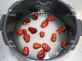 加入适量清水，按照常规煮粥模式将其做好即可