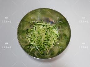 黄瓜擦成粗丝，不要擦太细的丝，手切也可以，随意。