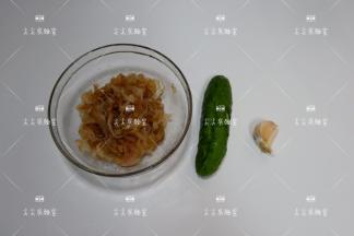 准备食材，即食海蜇皮取出洗净攥干多余水分。