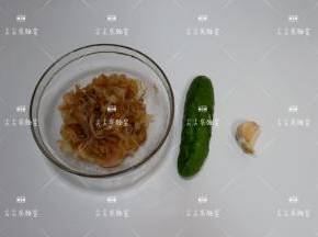 准备食材，即食海蜇皮取出洗净攥干多余水分。