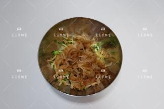 将海蜇皮放入装有黄瓜的容器，放置一旁备用