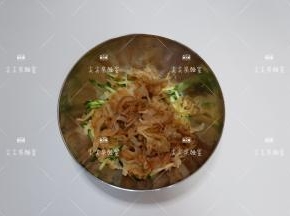 将海蜇皮放入装有黄瓜的容器，放置一旁备用