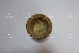 大蒜加一点盐捣成蒜泥。（加了盐的蒜更容易捣碎哦）