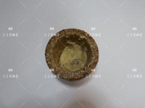 大蒜加一点盐捣成蒜泥。（加了盐的蒜更容易捣碎哦）