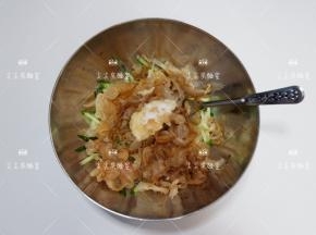 将蒜泥，香醋，生抽，香油，鸡精，白糖，盐一起放入黄瓜海蜇皮中