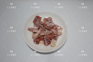 羊排剁成小块洗净血水。