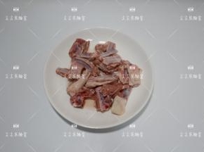 羊排剁成小块洗净血水。