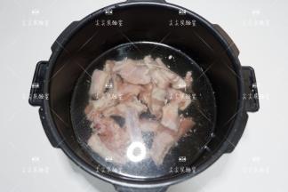 放入高压锅先将羊排煮至软烂