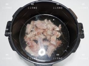 放入高压锅先将羊排煮至软烂