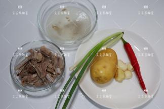 煮好取出羊排并且沥水一碗汤汁。其他食材备好