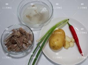 煮好取出羊排并且沥水一碗汤汁。其他食材备好