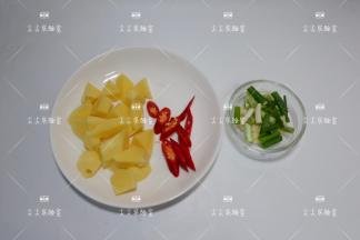 土豆去皮切成滚刀块，红椒斜刀切段，葱切小段，姜切片，蒜瓣轻拍碎。