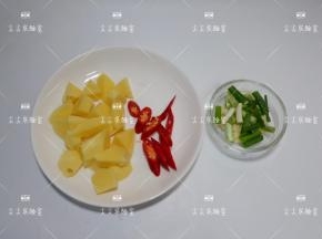 土豆去皮切成滚刀块，红椒斜刀切段，葱切小段，姜切片，蒜瓣轻拍碎。