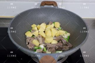 加入土豆羊排翻炒片刻
