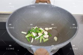 起锅热油，加入葱姜蒜炒出香味