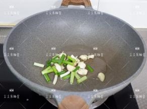 起锅热油，加入葱姜蒜炒出香味