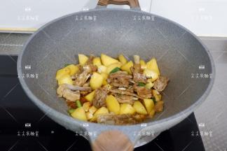 加入生抽老抽翻炒上色