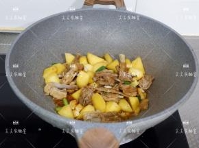 加入生抽老抽翻炒上色